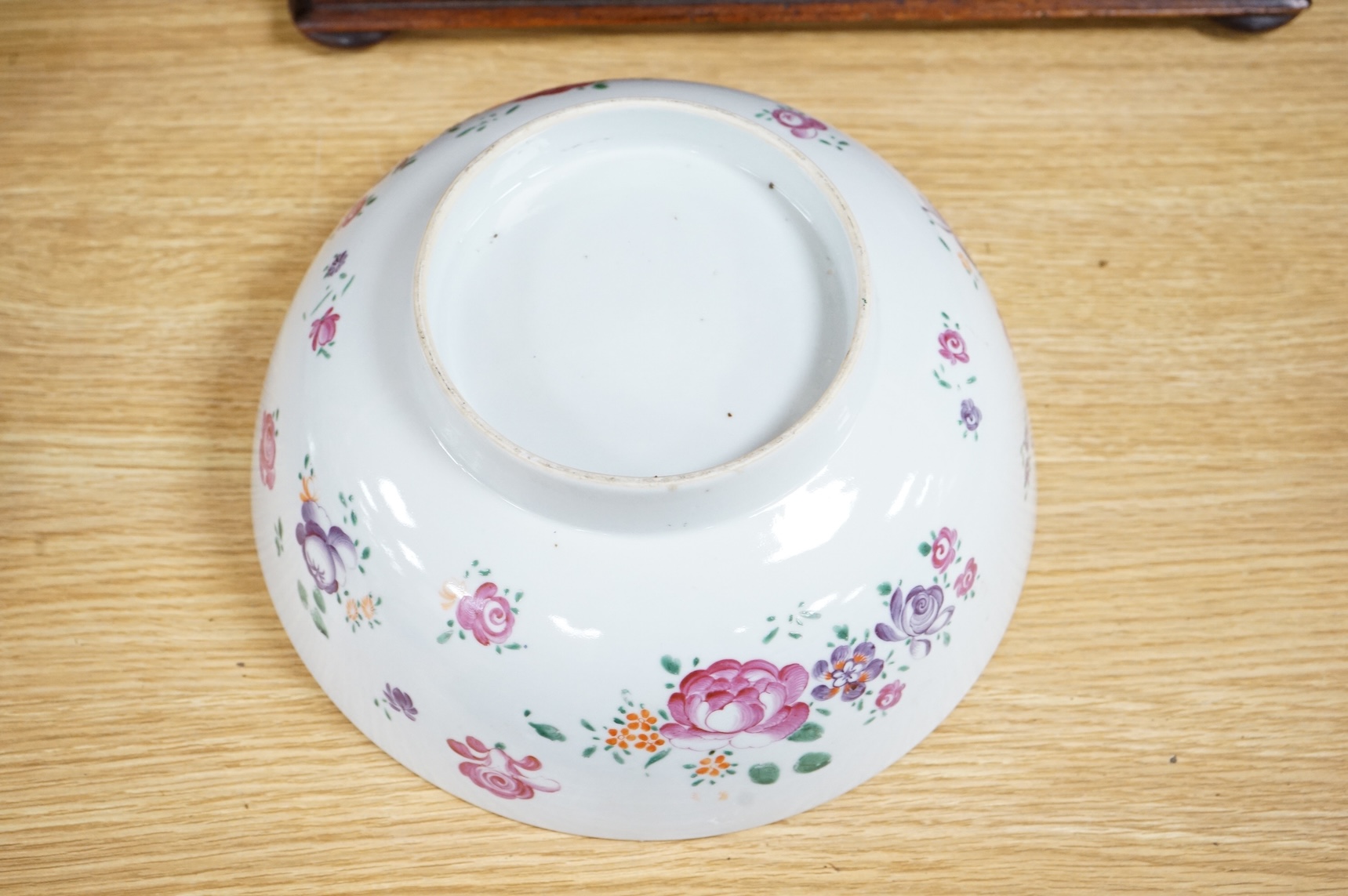 An 18th century famille rose Chinese export bowl, 26cm